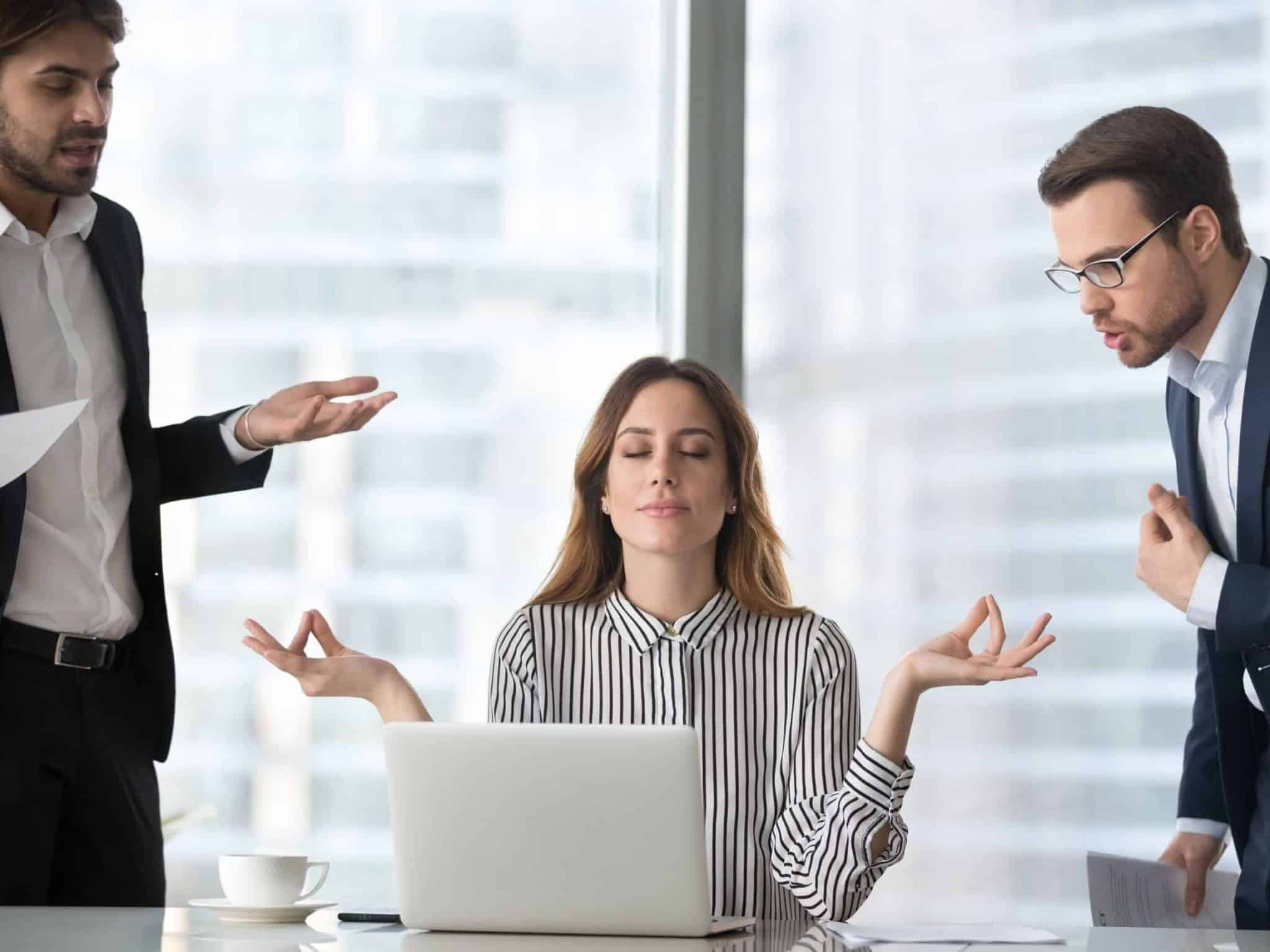 Femme zen en entreprise restant impassible