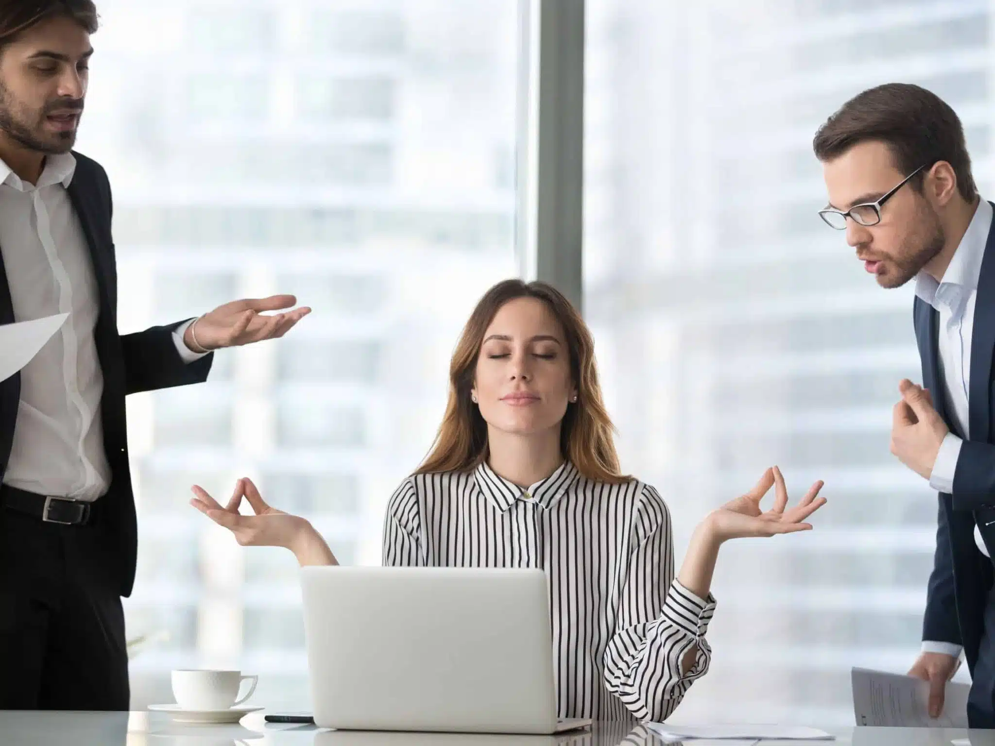 Femme zen en entreprise restant impassible